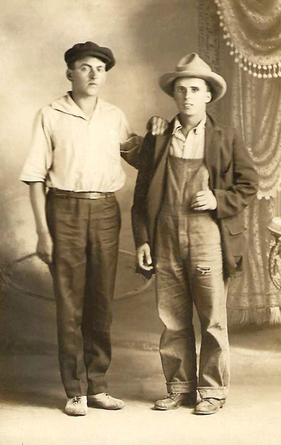 A couple of working class budies<br />
in an incongruously elegant background.<br />
A studio photograph.